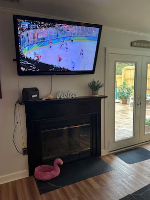 Interior - 3 bedroom home w hot tub for Beach Lovers! 3 miles to the Bridge (Wilmington)