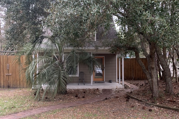 Spacious cottage 4 miles from the beach with parking for up to 3 cars