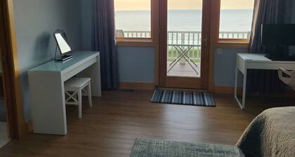 "Spacious Lakeside Home: Family & Friends
