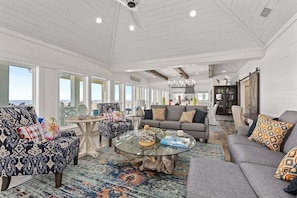 TV connectée, livres, chaîne hi-fi