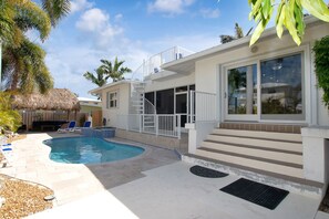 Outdoor pool, a heated pool - Fisherman's dream!!, Privacy, Heated Pool,Hot Tub, 50' Dockage, Tiki, pets ok, (Marathon)