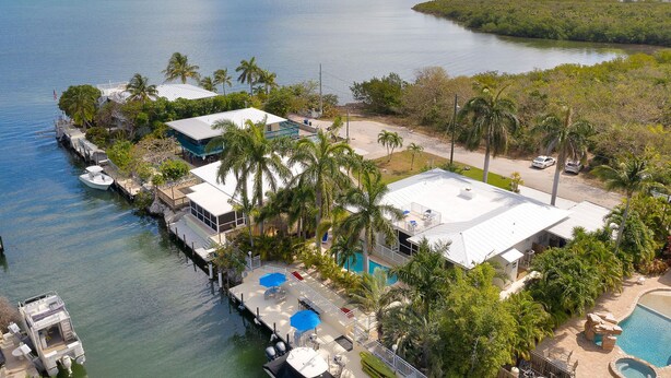 A coastal property with a dock, a swimming pool, and a beach area. - Fisherman's dream!!, Privacy, Heated Pool,Hot Tub, 50' Dockage, Tiki, pets ok,   (Marathon)
