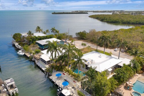 Fisherman's dream!!, Privacy, Heated Pool,Hot Tub, 50' Dockage, Tiki, pets ok,  