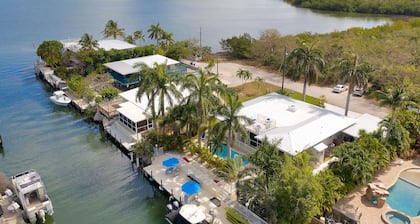 Fisherman's dream!!, Privacy, Heated Pool,Hot Tub, 50' Dockage, Tiki, pets ok,