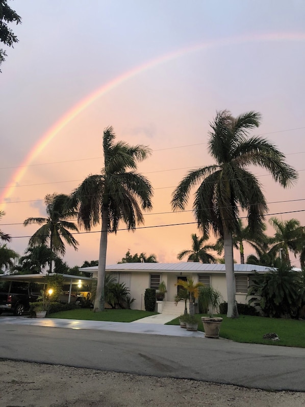 Exterior - Fisherman's dream!!, Privacy, Heated Pool,Hot Tub, 50' Dockage, Tiki, pets ok, (Marathon)