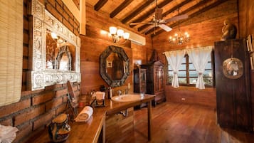 Doccia, asciugacapelli, bidet, asciugamani