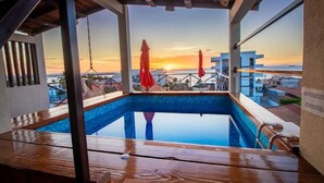 A rooftop pool with a view of the sunset and buildings in the background. - Suite Giuseppe, luxury and comfort close to the malecon. Breakfast included  (La Paz)