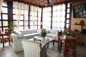 TV - Suite Giuseppe, luxury and comfort close to the malecon. Breakfast included  (La Paz)