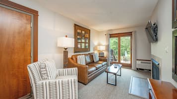 Fernseher, Kamin, Videospiele, DVD-Player