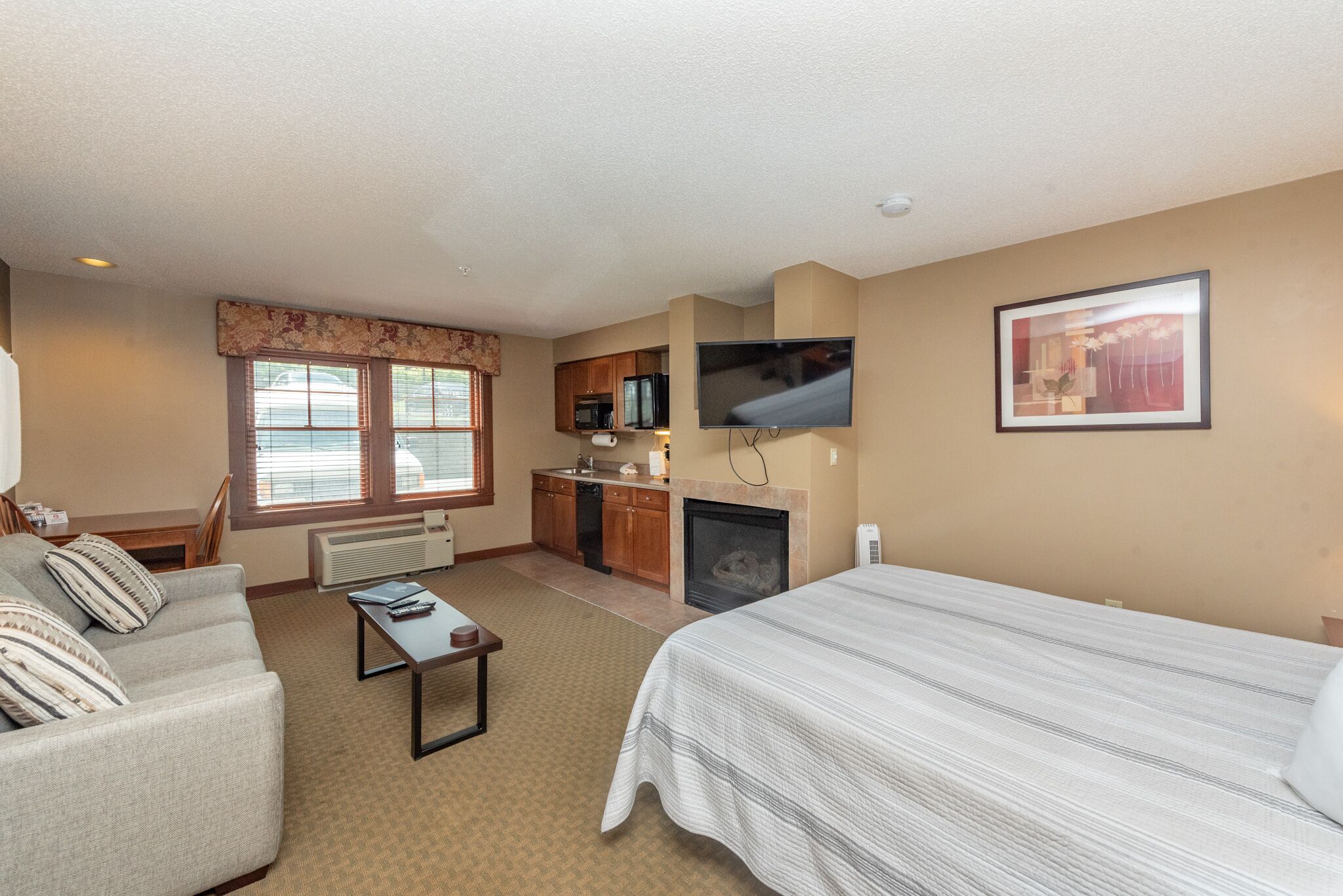 Suites at Silver Tree A118: Studio Suite with Standard View, Sleeps 4, Has a Fir