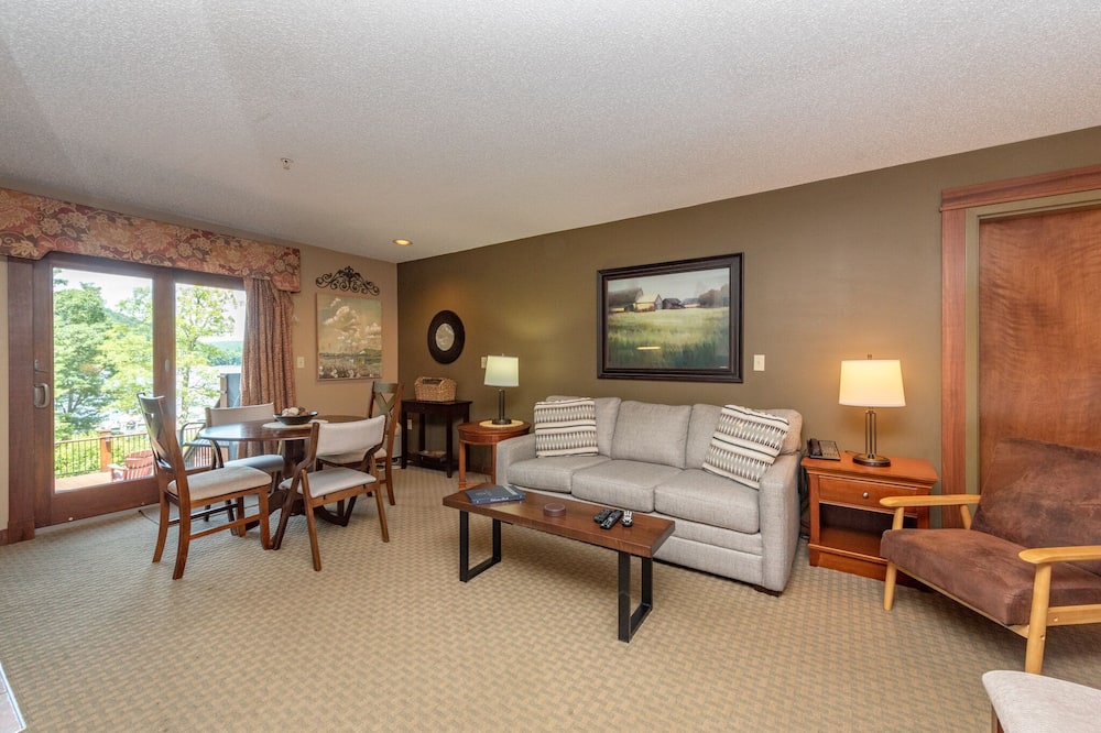 Suites at Silver Tree A119: Studio Suite with Lake View and Private Balcony!