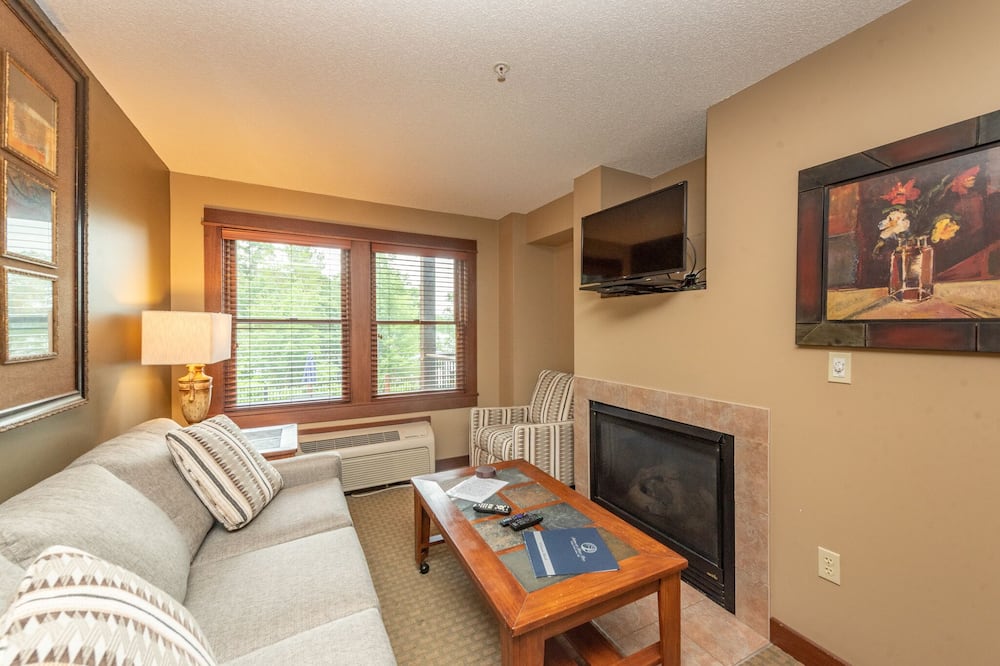Suites at Silver Tree A121: Lakeview suite, one bedroom, private balcony, easy a