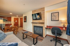 Flatskjerm-TV, peis og videospill