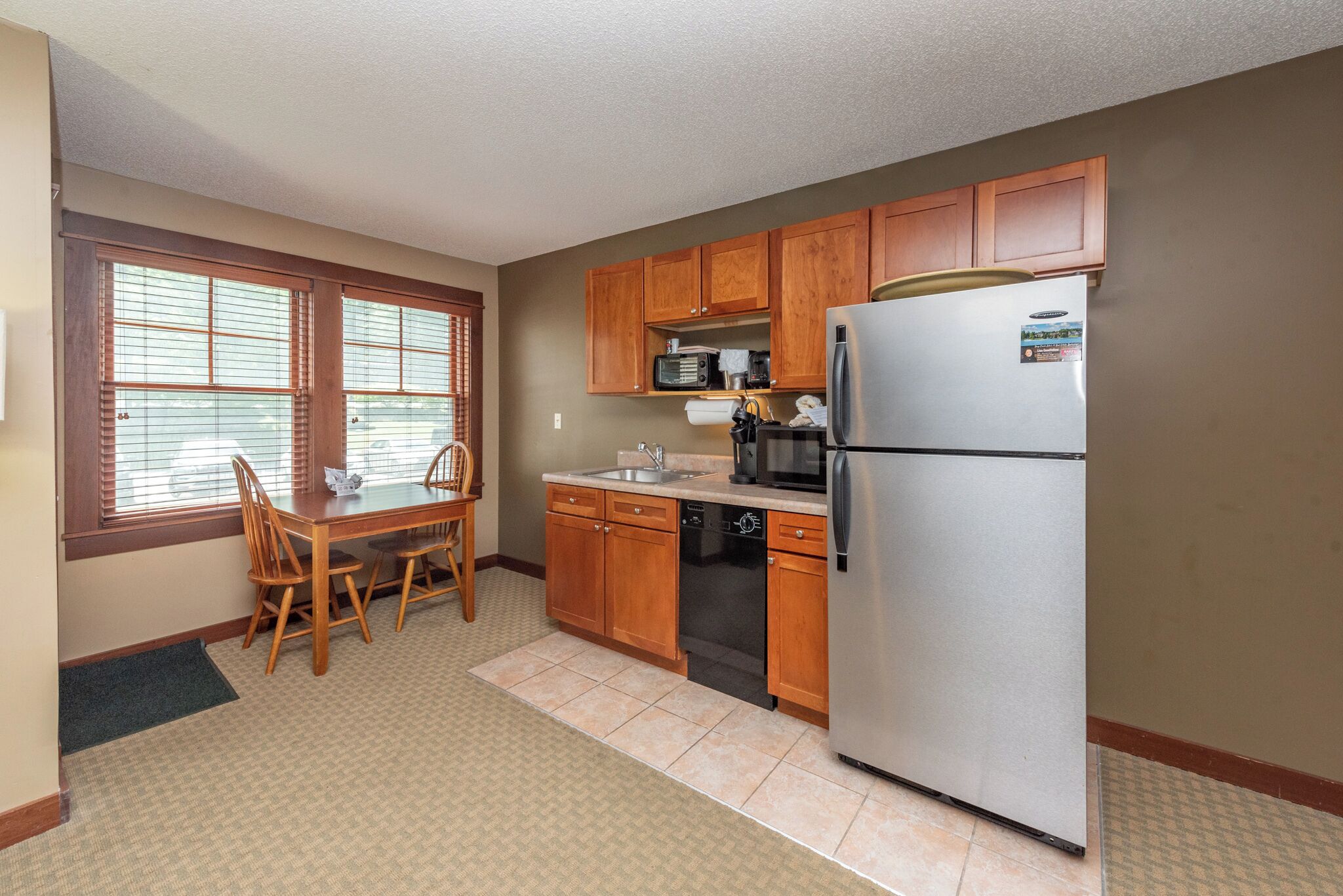 Refrigerador, microondas, lavavajillas y cafetera y tetera 