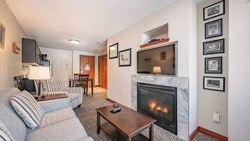 Téléviseur, foyer, jeux vidéo, lecteur de DVD