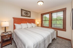 1 bedroom, free WiFi, bed sheets - Suites at Silver Tree: A205 One Bedroom Lake View (Oakland)