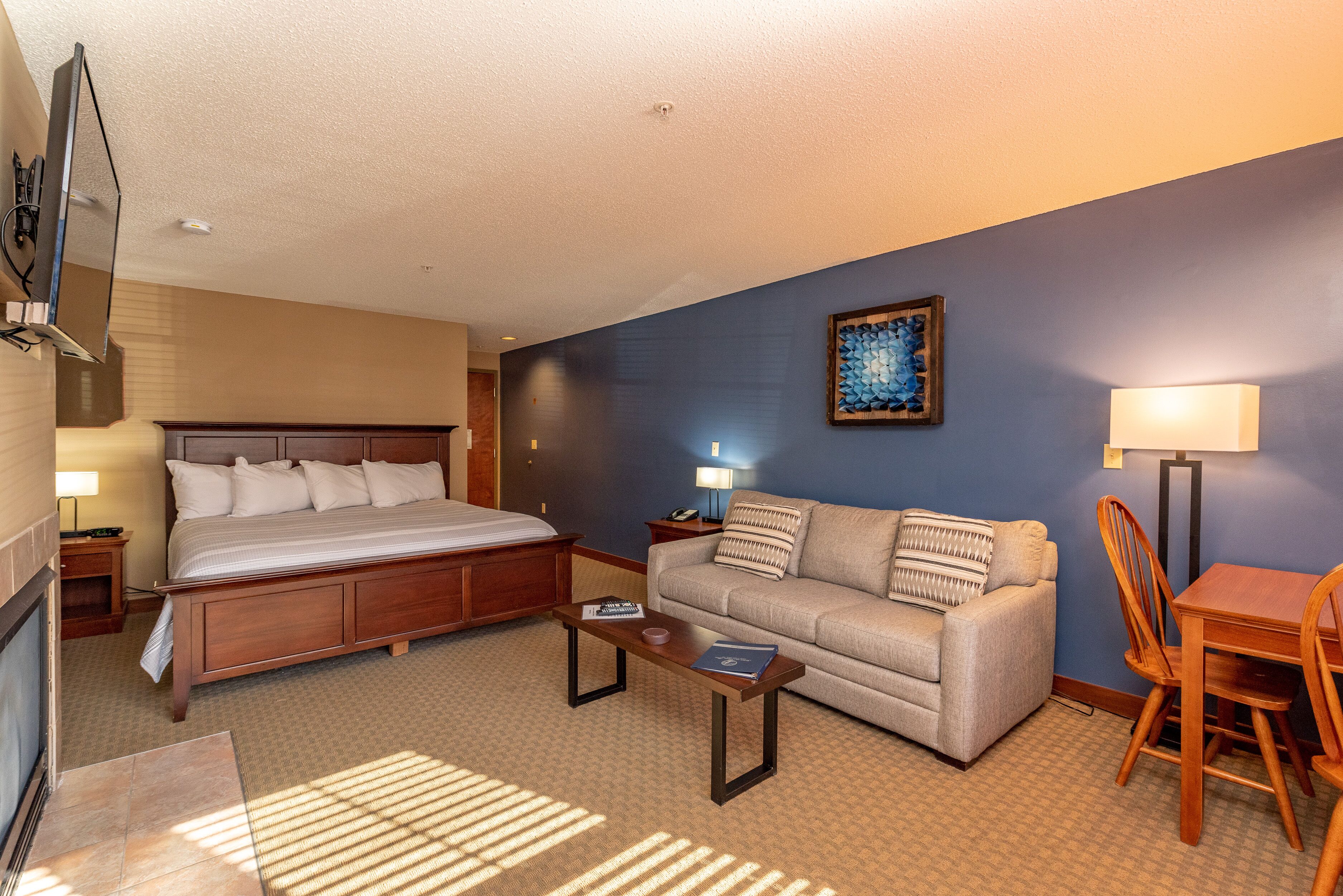 Suites at Silver Tree A210: Studio Standard View Suite with Kitchenette and Cozy