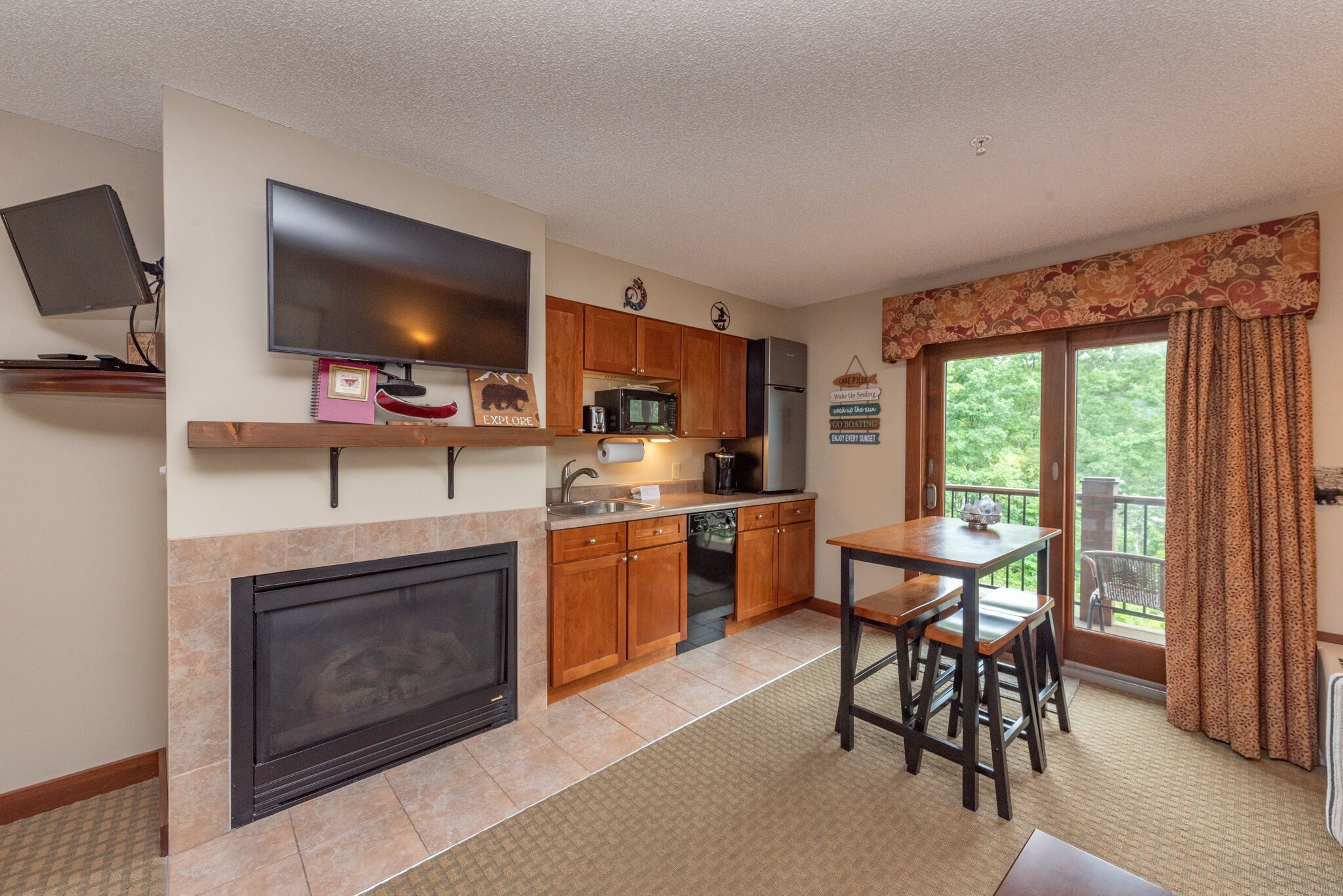 Suites at Silver Tree A213: Studio Suite with Lake View, Sleeps 4, Cozy Fireplac
