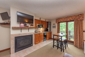 Mini-fridge, microwave, dishwasher, coffee/tea maker - Suites at Silver Tree: A213 Studio Lake View (Oakland)