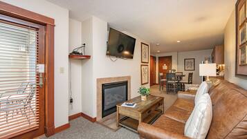 TV, lareira, videogames, DVD player