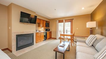 Televisor, llar de foc, videojocs i reproductor de DVD