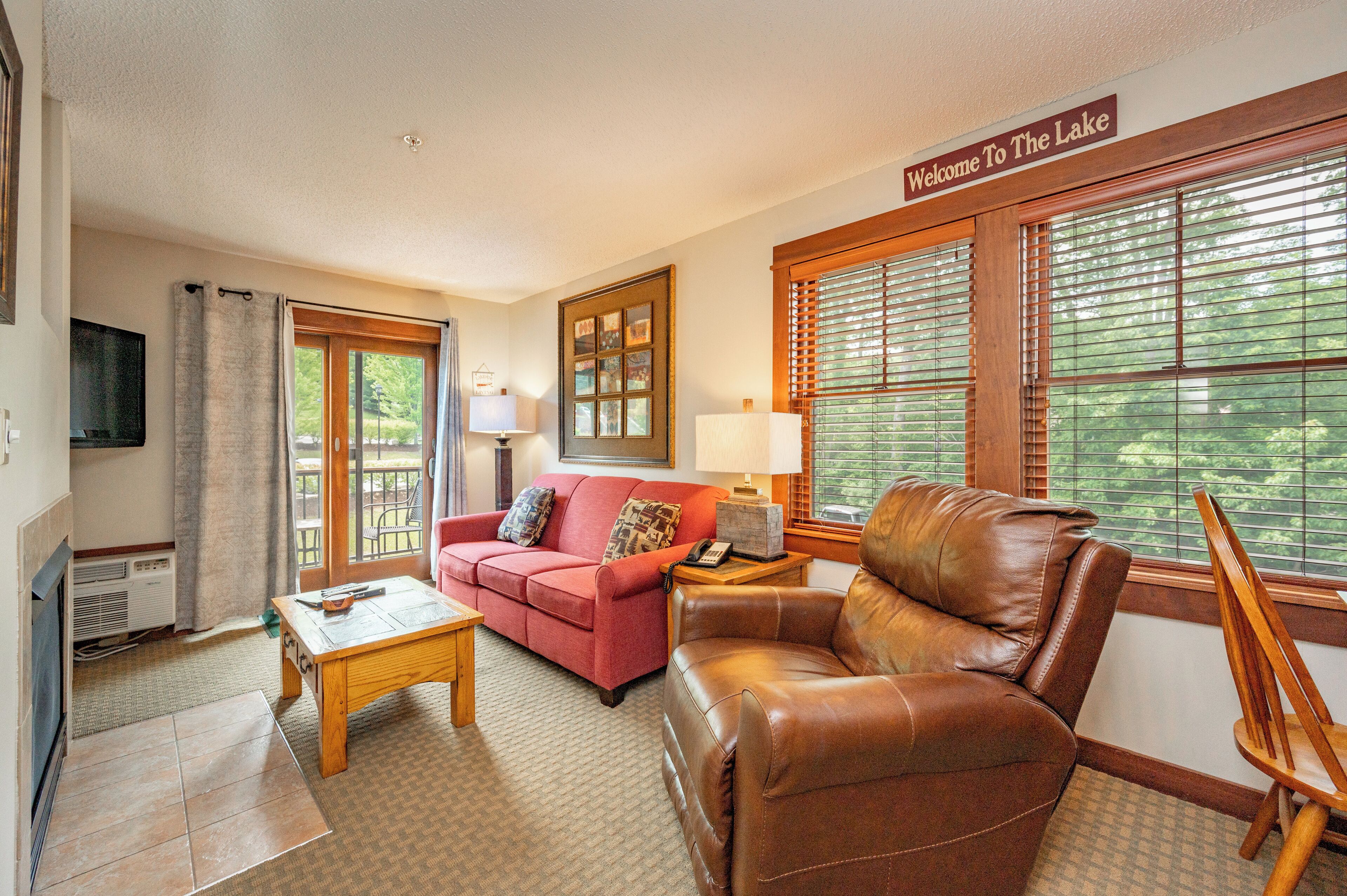 Una televisión de pantalla plana, una chimenea, videojuegos