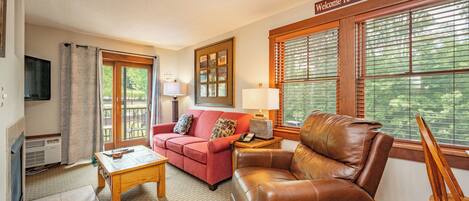 Una televisión de pantalla plana, una chimenea, videojuegos