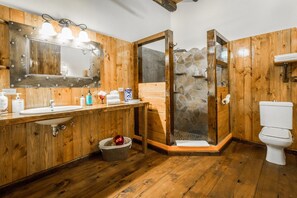 Bruser, hårtørrer, bidet, håndklæder