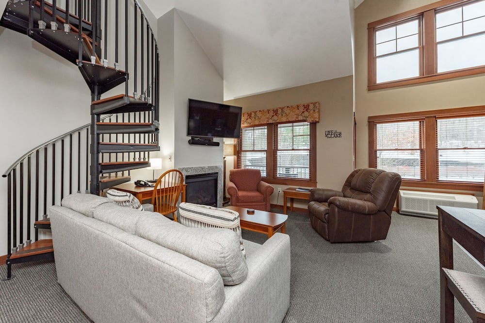 Suites at Silver Tree A306: Luxury Studio with Loft Suite, Free WIFI!