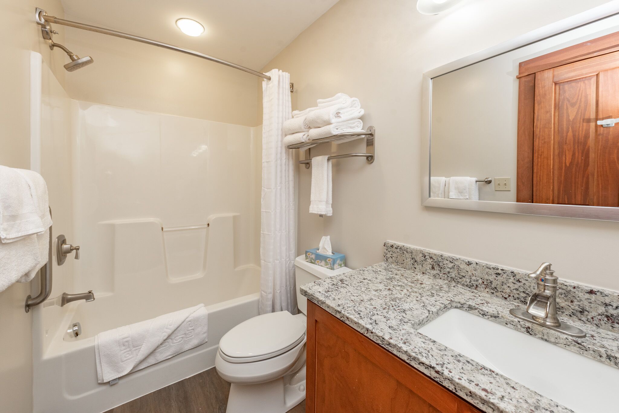 Suites at Silver Tree A306: Luxury Studio with Loft Suite, Free WIFI!