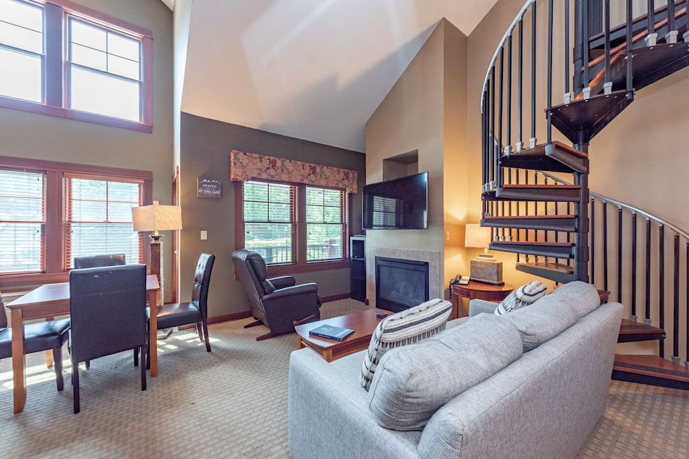 Suites at Silver Tree A308: Studio Style Suite with Loft, Free WIFI!