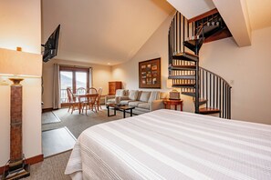 1 bedroom, free WiFi, bed sheets - Suites at Silver Tree: A309 Studio & Loft Lake View (Oakland)