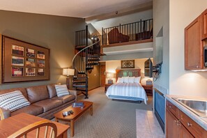 1 bedroom, free WiFi, bed sheets - Suites at Silver Tree: A313 Studio & Loft Lake View (Oakland)