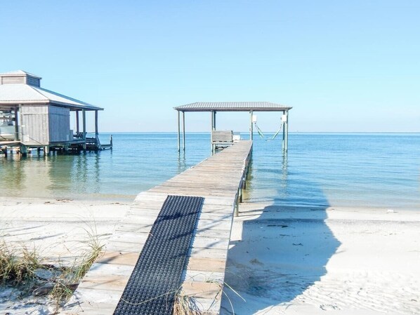 Plage, chaises longues, serviettes de plage