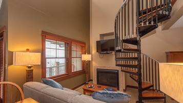 Een televisie, een open haard, videogames en een dvd-speler