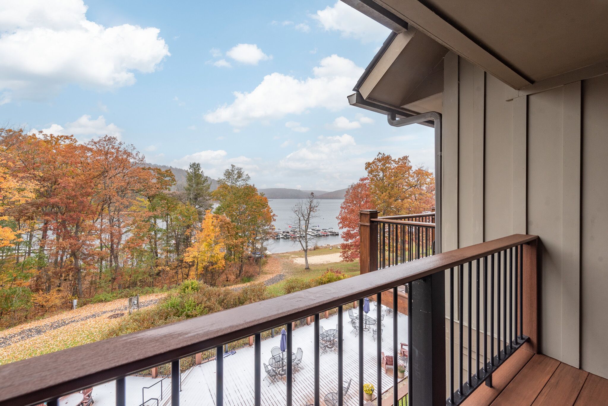 Suites at Silver Tree A315: Studio and Loft Suite with Lake View, Free WIFI, Fir