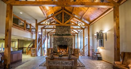 Suites at Silver Tree A316: Suite with Loft, Sleeps 6, with Fireplace!