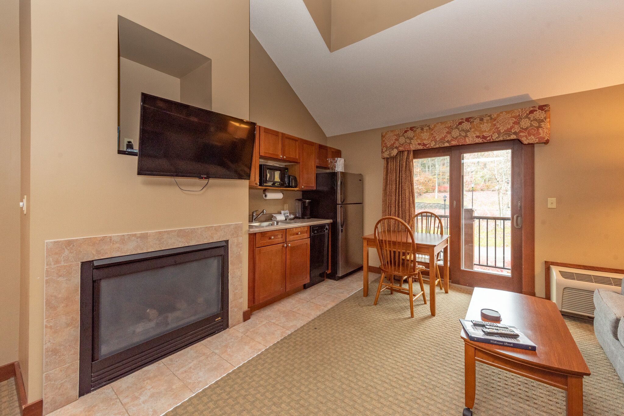 Suites at Silver Tree A316: Suite with Loft, Sleeps 6, with Fireplace!