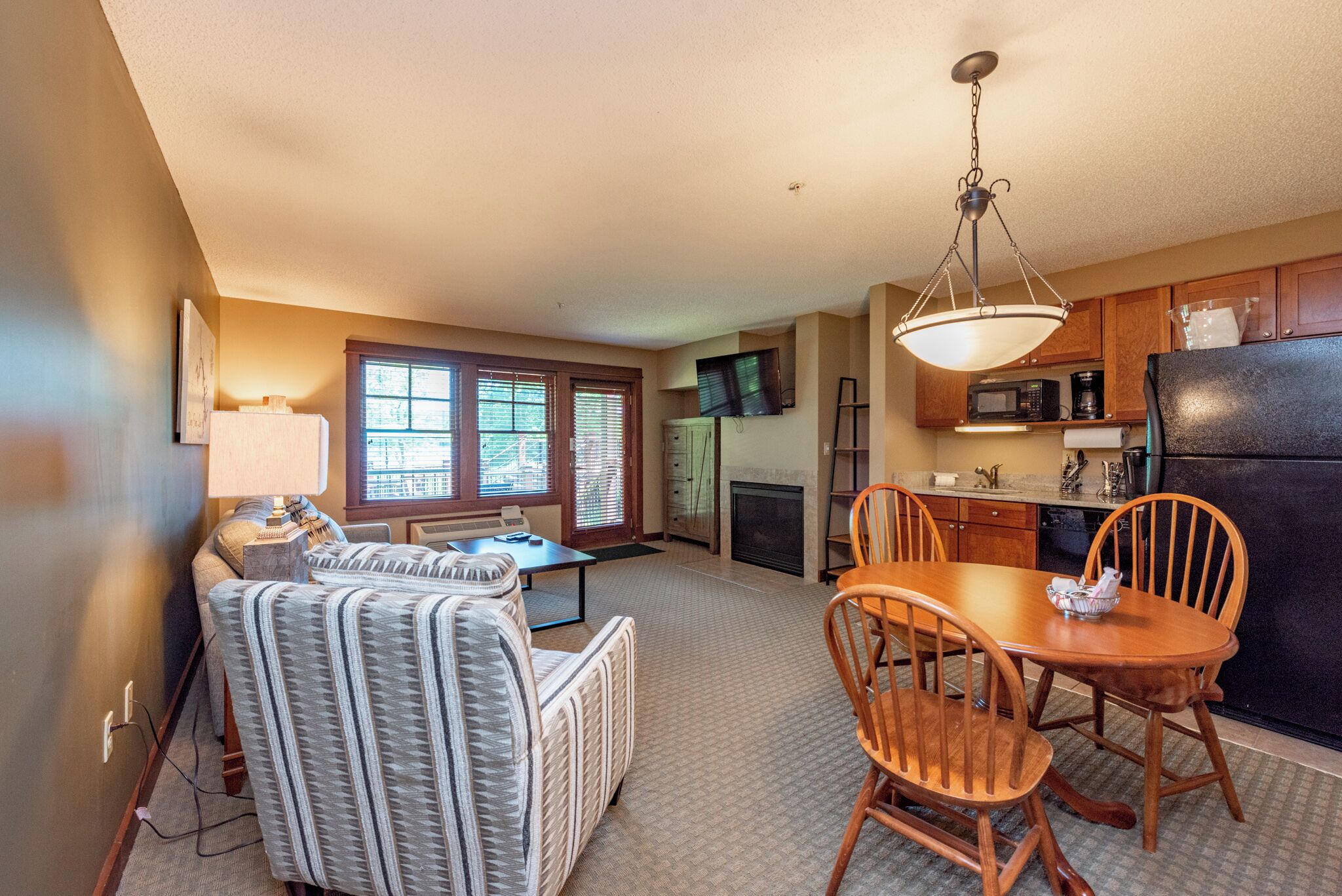 薄型テレビ、暖炉、テレビゲーム、DVD プレーヤー