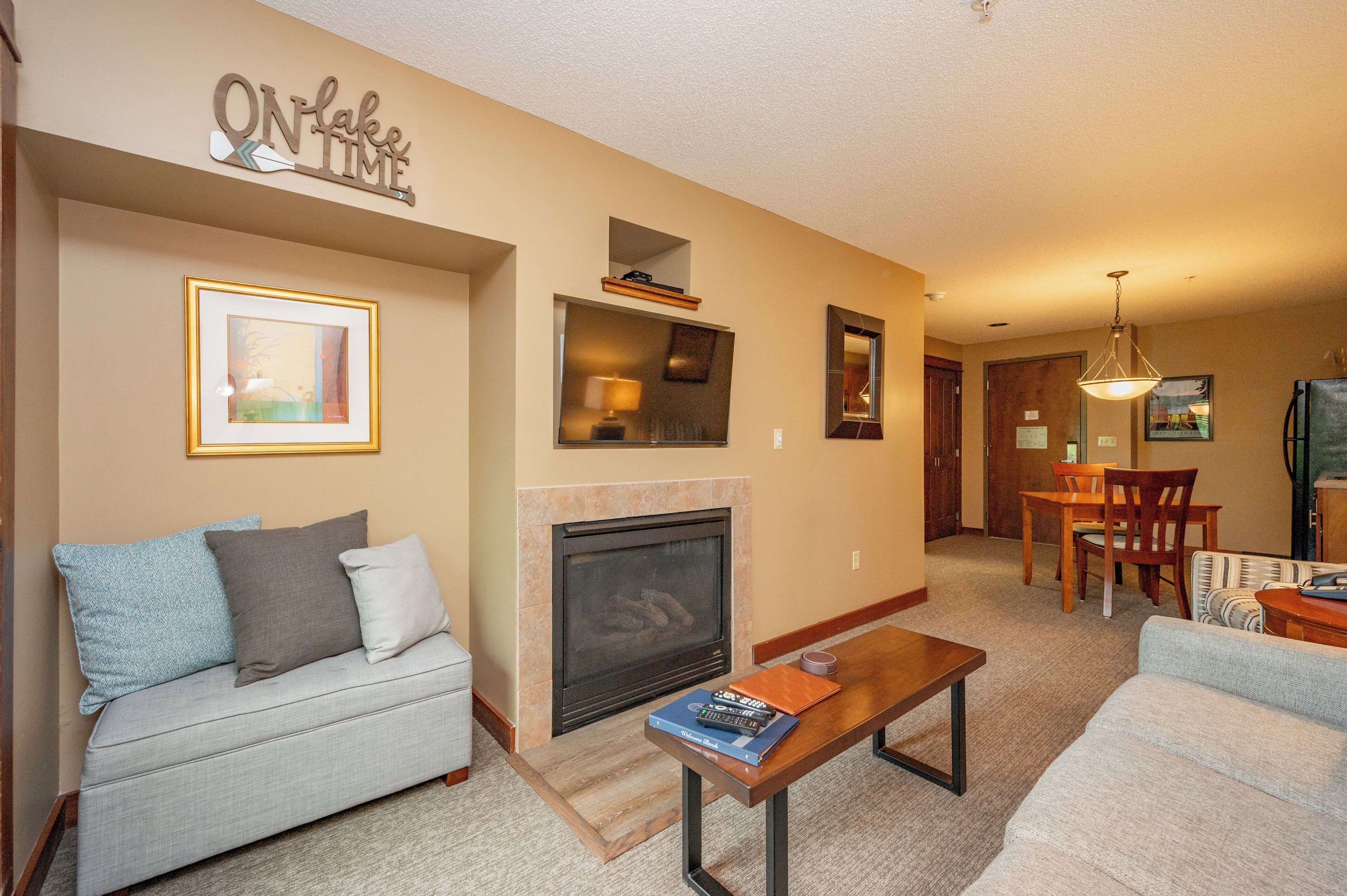 Een flatscreentelevisie, een open haard, videogames en een dvd-speler