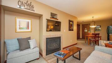 Een flatscreentelevisie, een open haard, videogames en een dvd-speler