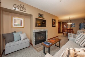 Flachbildfernseher, Kamin, Videospiele, DVD-Player