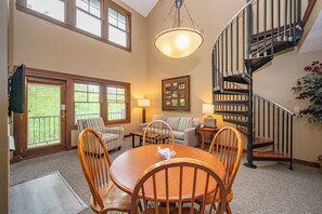 平板电视、壁炉、电子游戏、DVD 播放器