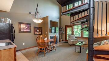 Flachbildfernseher, Kamin, Videospiele, DVD-Player