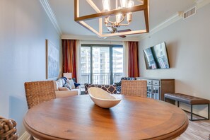 Standard Condo, 3 Bedrooms, Balcony, Beach View | In-room dining