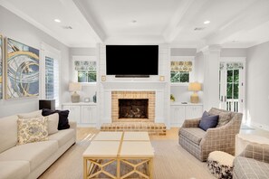 智能电视、壁炉、桌上足球、书