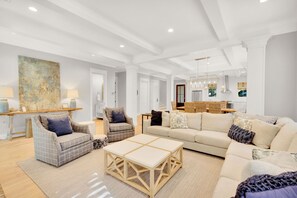 Smart TV, caminetto, tavolo da calcetto, libri