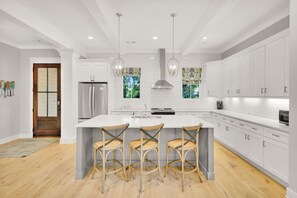 冰箱、微波炉、烤箱、炉灶