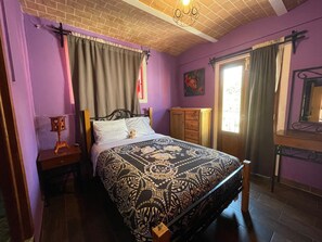 Comfort Room | Desk, free WiFi, bed sheets - Casa Jardín Reforma (Guanajuato)