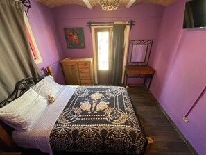 Comfort Room | Desk, free WiFi, bed sheets - Casa Jardín Reforma (Guanajuato)